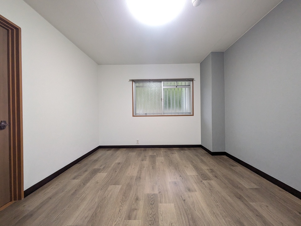 洋室（北西側）